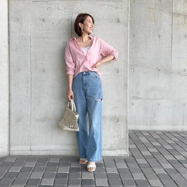 ピンクシャツ×デニムパンツコーデ