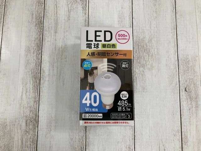 ダイソー　LED電球人感センサー付き　100均