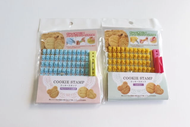 ダイソー　クッキースタンプ アルファベット＆数字／クッキースタンプ カタカナ　パッケージ