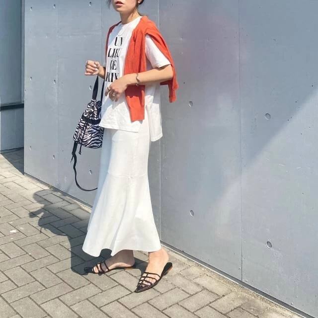 白スカート Tシャツ コーデ