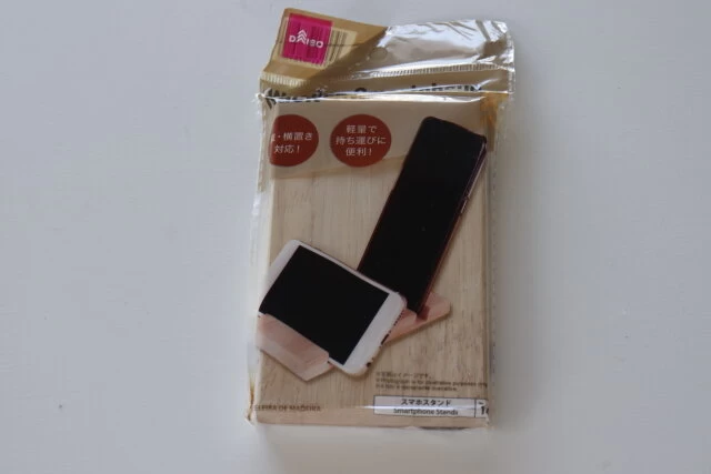 ダイソー　木製携帯ラック　パッケージ