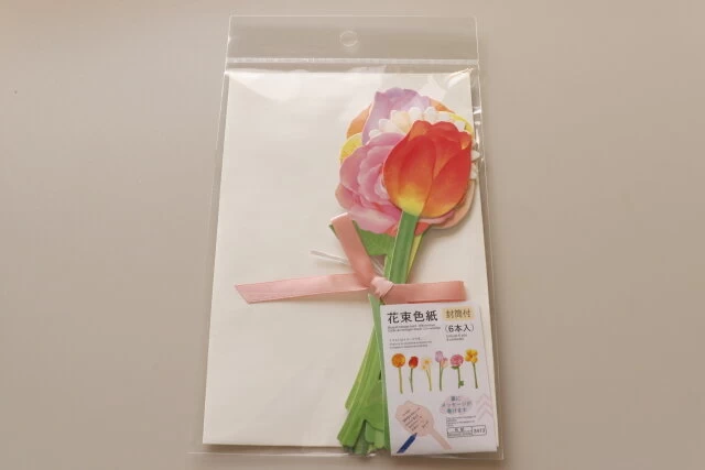 100均　ダイソー　花束色紙　寄せ書きカード（フラワー、ピンク）　パッケージ