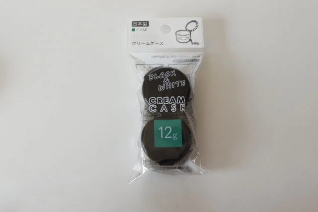 ダイソー　ヒンジクリームケース 12g／2P黒白　パッケージ