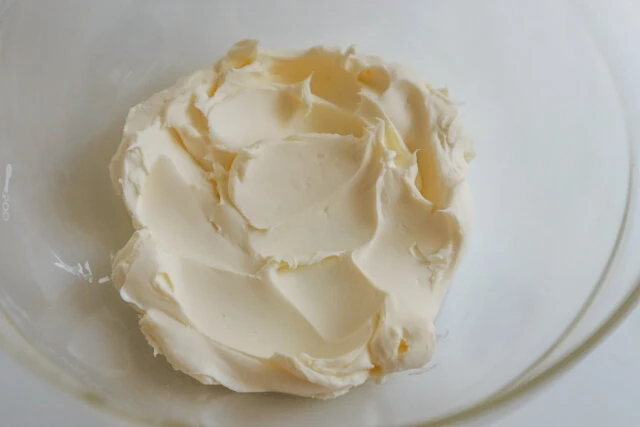 いちごとクリームチーズのスコーン　レシピ　クリームチーズを室温に戻す