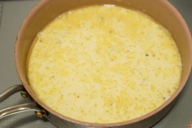 北欧風シナモンロール　レシピ　バター・牛乳・シナモン・カルダモンを混ぜる