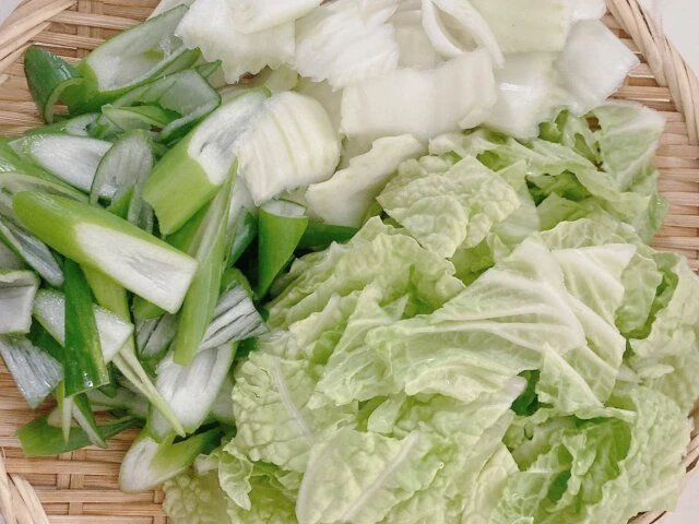 白菜とふわふわ鶏団子のミルク煮　レシピ　野菜を切る