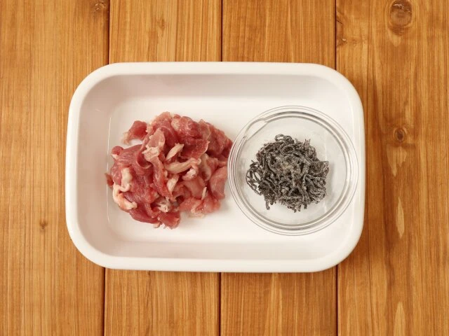 豚肉と塩昆布の炊き込みご飯　レシピ　豚肉を切る