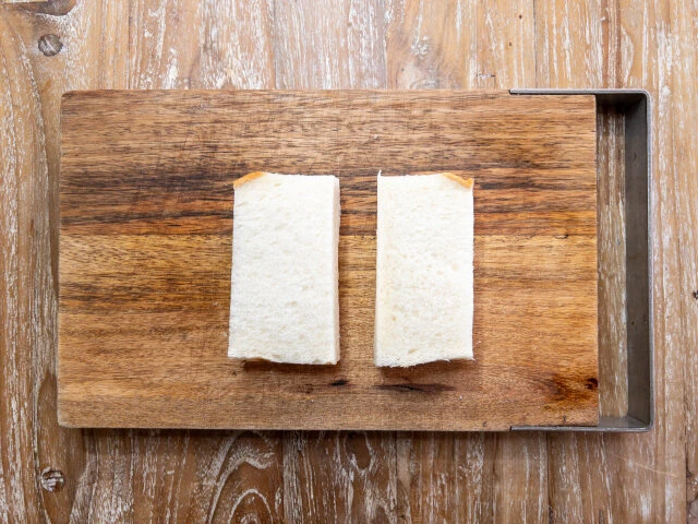 バニラアイスフレンチトースト　レシピ　食パンは耳を落として半分に切る
