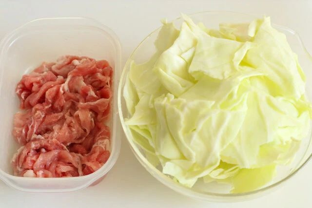 豚こまと卵のオイマヨ炒め　レシピ　豚肉に下味をつける　キャベツをざく切りにする