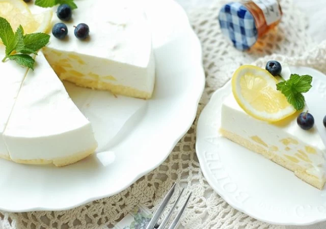 北海道チーズ蒸しケーキとパイン缶でつくるレアチーズケーキ