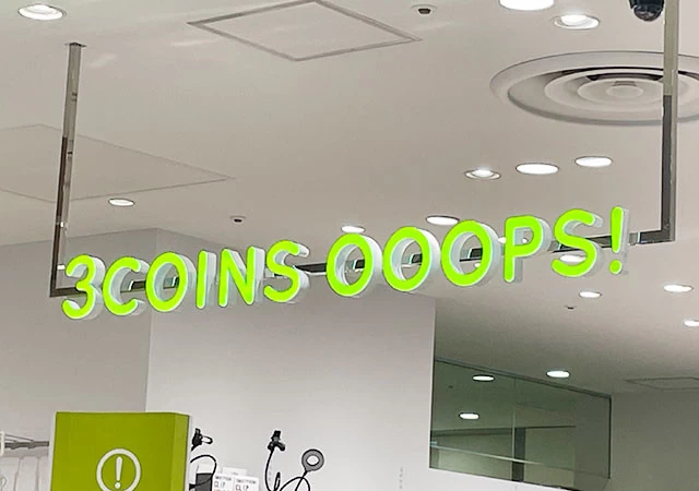 3COINS　看板