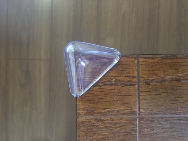 ダイソー　コーナーガード 三角型　テーブル