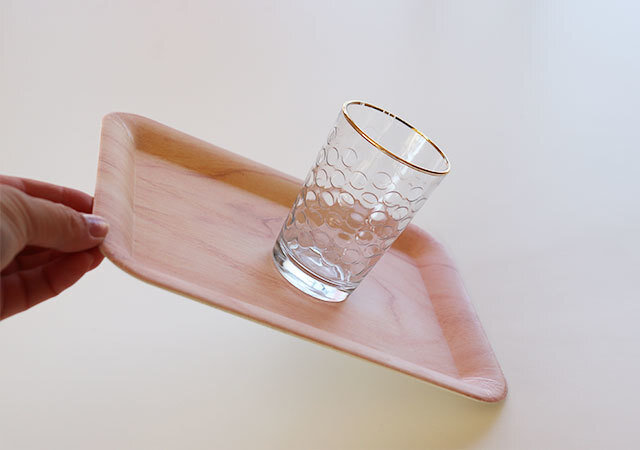 ダイソー　滑りにくいPPトレー（木目調）　グラス　使用例