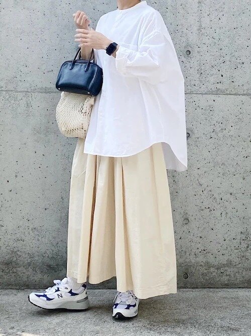 白シャツ 白スカート