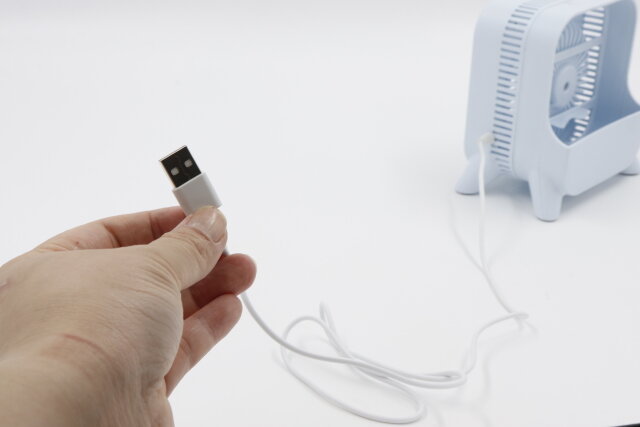 100均　ダイソー　ミニ扇風機　USB給電