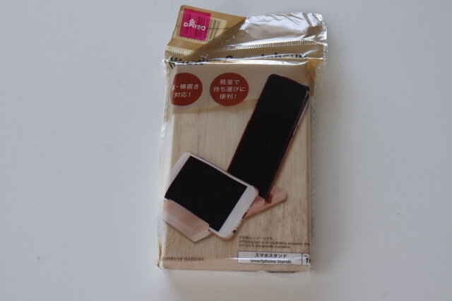 ダイソー　木製携帯ラック　パッケージ