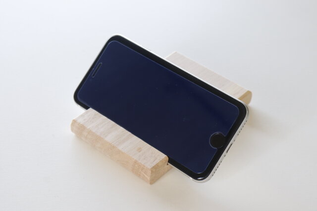 ダイソー　木製携帯ラック　使用感　スマートフォン　横置き