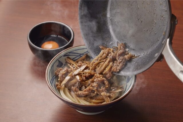 丸亀製麺　秋限定メニュー　肉ごぼう釜玉うどん（温）