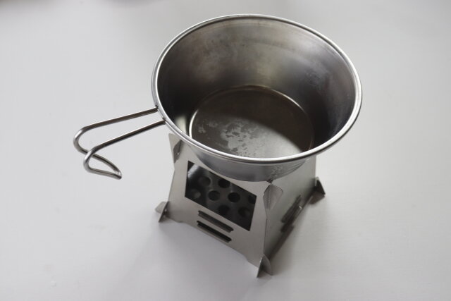 キャンドゥ　組立式コンパクト焚き火台　使用例　シェラカップ