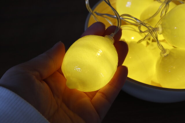 ダイソー　ガーランドライト（レモン、10個）　使用例　光量