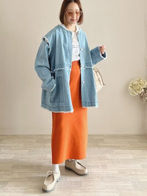 オーバーサイズ デニムジャケット オレンジ ナロースカート コーデ