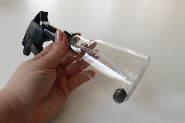 ダイソー　逆さで使えるスプレーボトル（スリム、250ml）　デザイン
