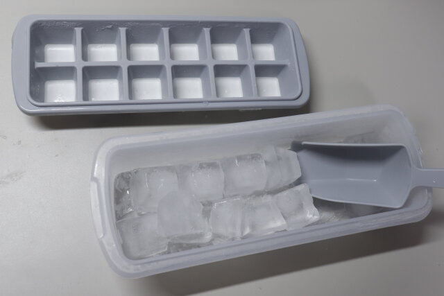 100均　ダイソー　アイストレー　製氷皿　スコップ　氷　サイズ