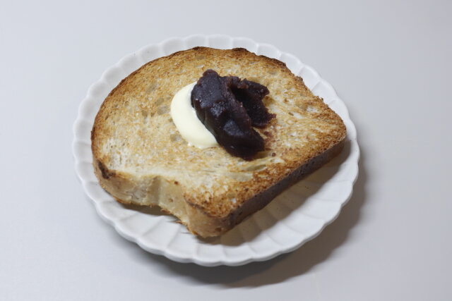 ダイソー　北海道産小豆使用 こしあん　使用例　あんバタートースト