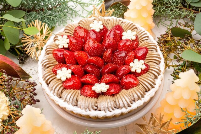 クリスマスケーキ　2023　予約　キル フェ ボン　イチゴとチョコレートクリームのタルト