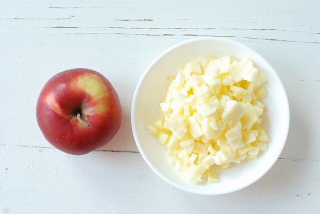 りんごのヨーグルトケーキ　レシピ　りんごを切る