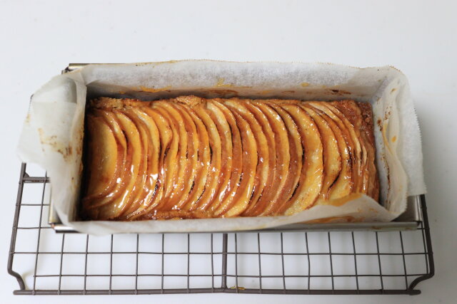 りんごのケーキタルト　レシピ　ケーキにジャムを塗る