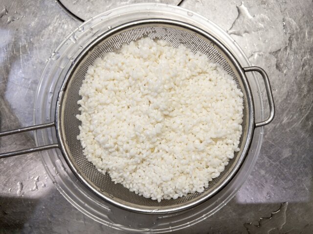 きのこ炊き込みご飯　レシピ　米を洗う