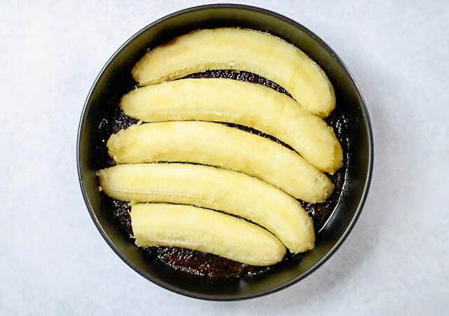 キャラメルバナナケーキ　レシピ　バナナを型にセットする