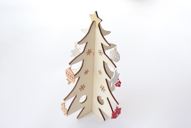 ダイソー　ウッドオブジェ（家型、ライト付）　クリスマスツリー（組み立て）