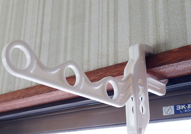 ダイソーのハンガーラック 窓枠用は簡単に取り付けられる
