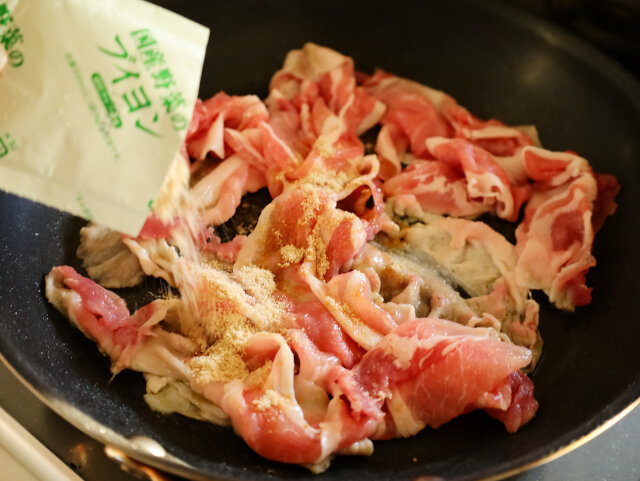 豚肉とかぶのクリーム煮　レシピ　肉に下味をつける