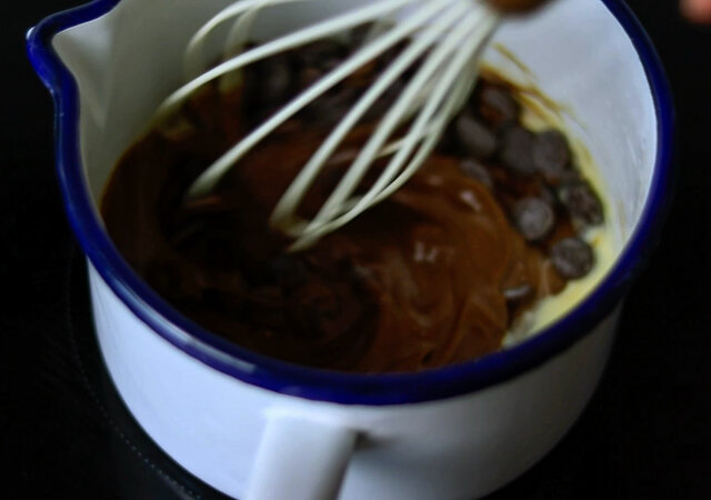 チョコレートスフレ　レシピ　チョコレートを溶かす
