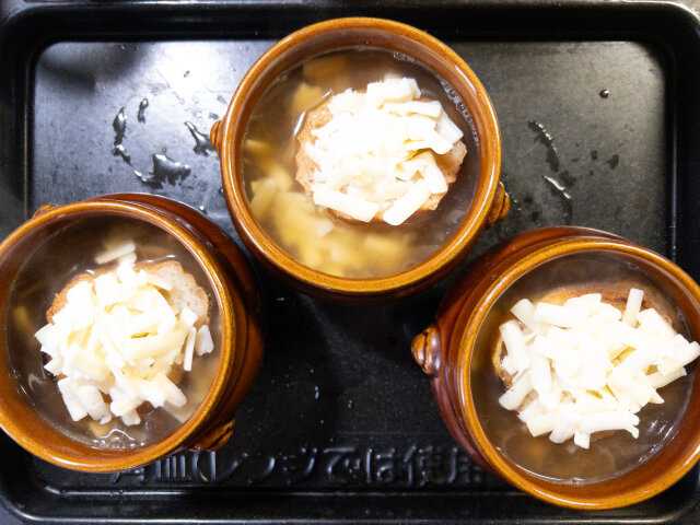 オニオングラタンスープ　レシピ　スープ・バゲット・チーズをセ合わせオーブンで焼く