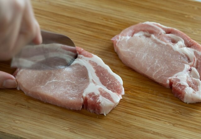 マーマレードマスタードポークソテー　レシピ　豚肉の筋切りをする