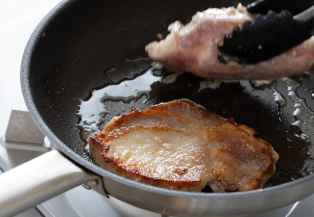 マーマレードマスタードポークソテー　レシピ　豚肉を焼く