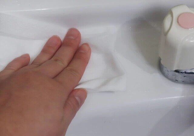 ダイソーの防カビお掃除シート（20枚、24h抗菌）で洗面所の掃除をする様子
