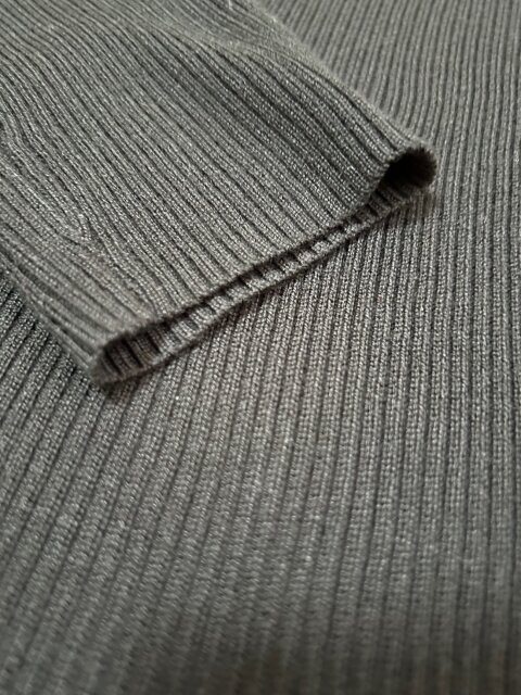 ユニクロのグレーのリブタートルネックセーター