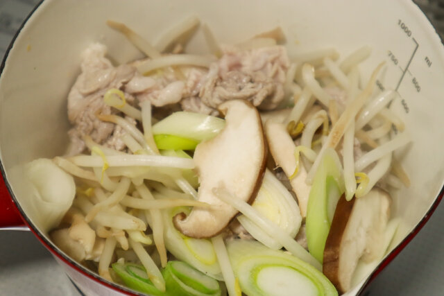 豆腐ともやしの豚キムチ豆乳スープ　レシピ　野菜を炒める