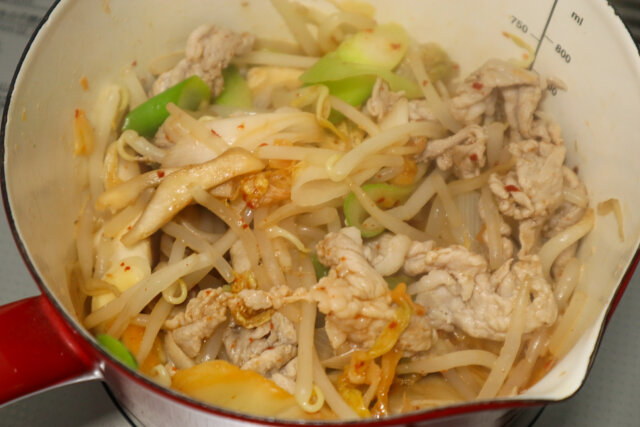 豆腐ともやしの豚キムチ豆乳スープ　レシピ　キムチを炒める