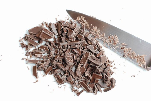 基本のチョコレートの刻み方　チョコレートを細かく刻む