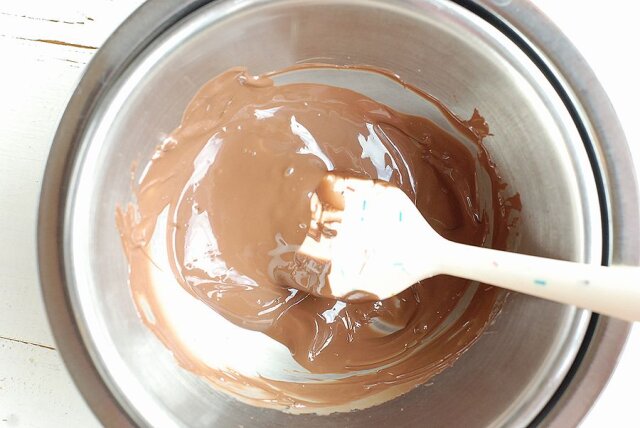 基本のチョコレートの溶かし方　湯煎をする