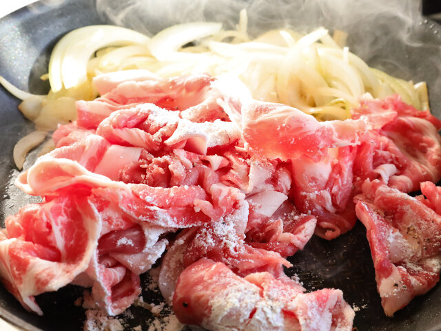 薄切り肉のポークチャップ　レシピ　豚肉を炒める