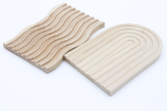 ダイソーの木製インテリアトレー（C）と木製インテリアトレー（A）のデザイン
