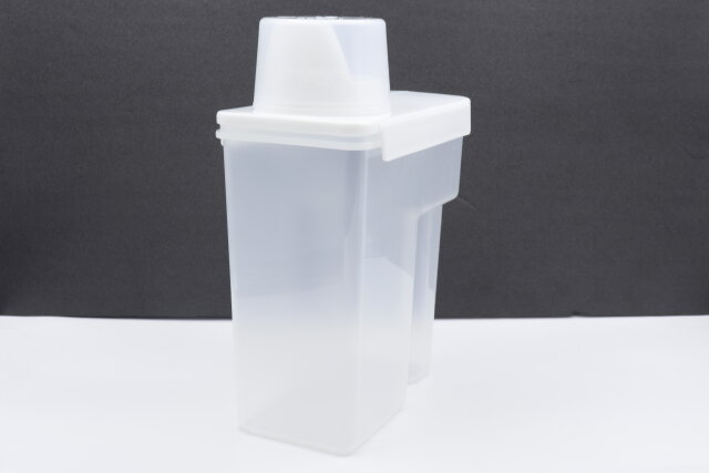 ダイソーのお米保存容器（1.5kg、密閉タイプ）のデザイン