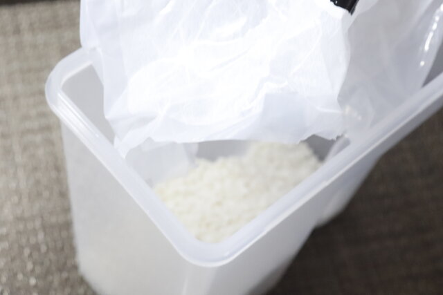 ダイソーのお米保存容器（1.5kg、密閉タイプ）は詰め替えやすい